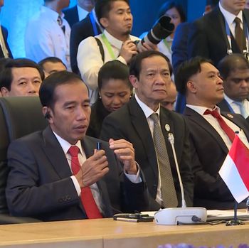 Jokowi memakai minyak kayu putih / 