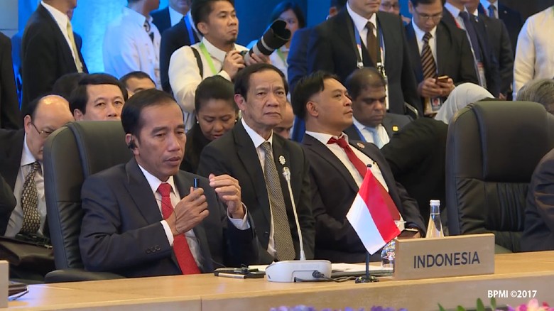 Saat Jokowi Keluarkan Jimat di Sela Rapat Maraton KTT ASEAN Saat Jokowi Keluarkan Jimat di Sela Rapat Maraton KTT ASEAN