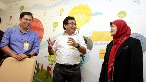  Direktur Utama Bank Mantap Josephus K. Triprakoso (tengah), Direktur Bank Mantap Nurkholis Wahyudi (kiri) dan Pengusaha Pensiunan Sujinah berbincang dalam acara Launching program Wirausaha mantap sejahtera di Rumah Mandiri Inkubator, Jakarta.