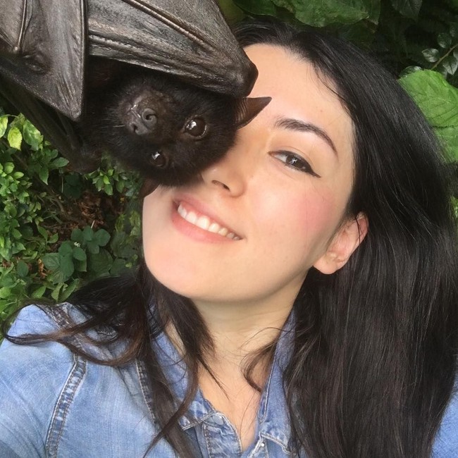 Ia mengaku pernah merasa takut dengan kecoa. Namun setelah mulai menyentuhnya, wanita 29 tahun itu merasa tak ada yang perlu ditakuti. Foto: Instagram Emzotic