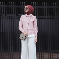 Jika ingin tampil semi formal bisa tiru gaya Shella Alaztha dengan ruffle top berpotongan kemeja. Aksen ruffle di bagian bawah warna putih memberikan kesan kontras. Ia memakai celana palazzo pleats yang kekinian. Untuk lebih rapi, masukkan kerudung ke dalam kemeja dan pakai high heels. Foto: Dok. Instagram
