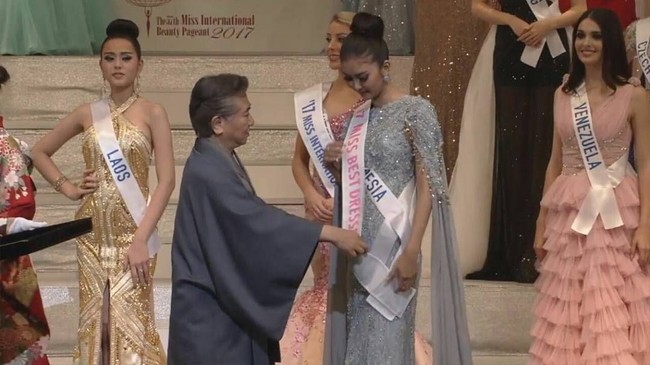 Tampak rona bahagian di wajah Kevin ketika dinyatakan masuk 15 besar. Perjuangannya pun berlanjut hingga tujuh besar. Foto: Dok. Official Puteri Indonesia