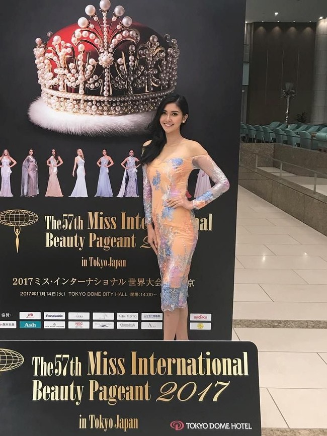  Kevin Lilliana tampil feminin dalam balutan dress pastel rancangan Aditya Dwicahya. (Foto: Instagram/Kevin Lilliana)