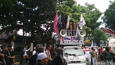 Foto: Massa Alumni 212 Penuhi Lokasi Sidang Vonis Buni Yani