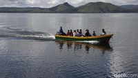Sejumlah warga memanfaatkan perahu tradisional untuk transportasi di Danau Sentani.