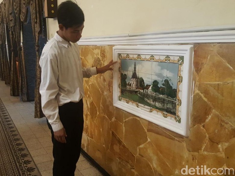 Hotel Ini Simpan Puluhan Lukisan  Keramik  Zaman Belanda