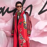 Jared Leto di karpet merah The Fashion Awards tahun lalu. Mengenakan coat merah dengan motif jenaka, berikut setelan berdasi pita emas, pria 45 tahun ini sukses mencuri perhatian. (Foto: Getty Images)