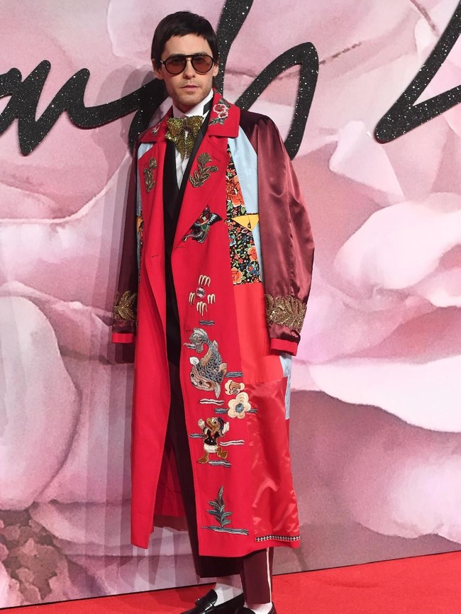 Jared Leto di karpet merah The Fashion Awards tahun lalu. Mengenakan coat merah dengan motif jenaka, berikut setelan berdasi pita emas, pria 45 tahun ini sukses mencuri perhatian. (Foto: Getty Images)