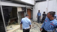 Sebelumnya Pamdal memecahkan kaca pada ruangan yang terbakar.