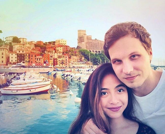 Terakhir ada Nadia Vega dan pasangan bule keturunan Belanda-Prancis yang dinikahinya pada 8 Juli 2015. Pria bernama Yaar Jorik Dozy itu pada akhirnya juga memilih untuk pindah agama mengikuti kepercayaan Nadia, yaitu dengan menjadi seorang muslim. Foto: Instagram @cutratumeyriska