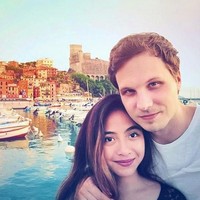 Terakhir ada Nadia Vega dan pasangan bule keturunan Belanda-Prancis yang dinikahinya pada 8 Juli 2015. Pria bernama Yaar Jorik Dozy itu pada akhirnya juga memilih untuk pindah agama mengikuti kepercayaan Nadia, yaitu dengan menjadi seorang muslim. Foto: Instagram @cutratumeyriska