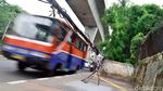 Duh, Kabel Semrawut Bahayakan Pengguna Jalan