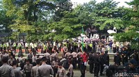 Massa Alumni 212 mulai berdatangan ke lokasi gedung sidang vonis Buni Yani.