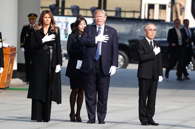 Melania Trump mengunjungi beberapa tempat di Seoul berbalut coat double-breasted Alexander McQueen yang tampil modern dengan potongan asimtris. Coat satu ini bernilai 3.750 pounds atau Rp 66 juta. Foto: Dok. Getty Images