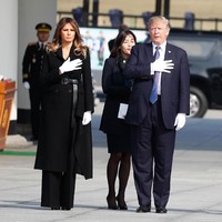 Melania Trump mengunjungi beberapa tempat di Seoul berbalut coat double-breasted Alexander McQueen yang tampil modern dengan potongan asimtris. Coat satu ini bernilai 3.750 pounds atau Rp 66 juta. Foto: Dok. Getty Images