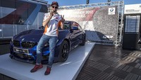 Seperti dikutip Motor1, Marquez kembali mendapatkan BMW M Award sebagai pebalap terbaik sepanjang balapan MotoGP tahun ini. Kali ini Marquez mendapatkan M4 CS limited-edition. Foto: BMW.
