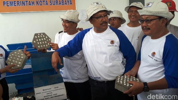 Bersih-besrsih Sampah di Pesisir Bulak, Gus Ipul Puji Risma