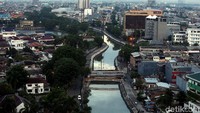 Sampah rumah tangga seperti plastik, botol minuman, dan lain-lain, yang sebelumnya memenuhi Kali Grogol sudah tidak nampak.
