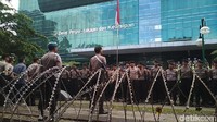 Pengamanan ketat diterapkan polisi menjelang sidang vonis Buni Yani. Jumlah personel ditambah untuk mengantisipasi massa.