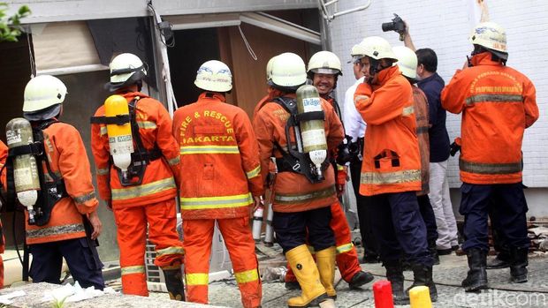Petugas damkar saat melakukan pemadaman di ruang pokja sipil gedung DPR