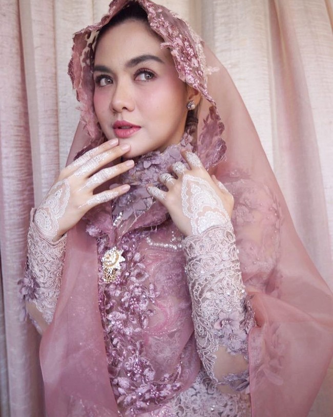 Vicky Shu memilih kebaya dan kain batik untuk momen pengajian. Dalam pilihan warna dusty pink, tampilan kebaya berkerah dipercantik veil berbahan organza yang dihiasi bordiran payet. Foto: Dok. Instagram