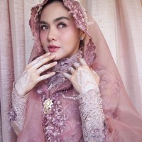 Vicky Shu memilih kebaya dan kain batik untuk momen pengajian. Dalam pilihan warna dusty pink, tampilan kebaya berkerah dipercantik veil berbahan organza yang dihiasi bordiran payet. Foto: Dok. Instagram
