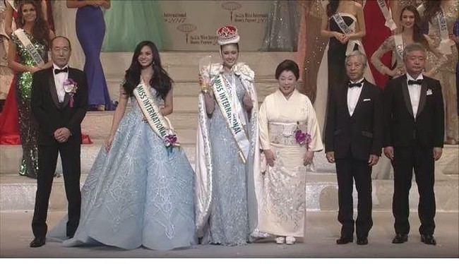 Indonesia adalah salah satu negara yang memiliki keragaman budaya, bahasa dan kepercayaan. Itulah sebabnya saya sangat percaya dengan bersatu dalam keberagaman. Dunia ini sendiri adalah tempat yang indah, karena adanya keberagaman bukan keseragaman. Jika saya menjadi miss international, saya akan sebarkan nilai positif ini, yaitu untuk menerima dan menghargai perbedaan yang ada, karena saya tahu setiap negara memiliki budaya, karakter dan identitas masing-masing. Oleh karena itu, ayo kita buat solusi terbaik dengan mempelajari, memahami dan menghargai satu sama lain, lanjut Kevin. Foto: Instagram Official Puteri Indonesia