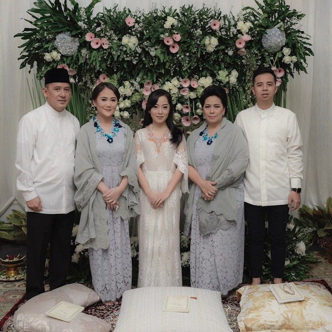 Karina Salim cantik bergaun putih di hari pengajiannya. Tampilan gaun brokat dikemas modern dengan lengan cape dan aplikasi payet warna kontras di area leher. Foto: Dok. Instagram