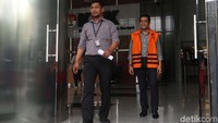 KPK mengamankan Bupati Nganjuk Taufiqurrahman setelah diduga menerima suap Rp 298 juta yang dititipkan kepada orang kepercayaannya, Kepala Dinas Pendidikan dan Kebudayaan Kabupaten Nganjuk Ibnu Hajar dan Kepala SMPN 3 Ngronggot Kabupaten Nganjuk Suwandi.
