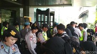 Setiap pengunjung yang akan masuk lokasi sidang vonis diperiksa ketat oleh polisi.