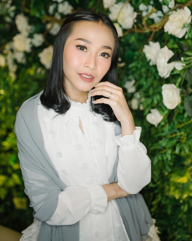 Tak melulu gaun berpayet, tampilan Rinni yang sederhana ketika pengajian jelang pernikahan juga tidak kalah cantik. Blouse putih berkerah Victoria menjadi pilihan, yang dipadukan bersama kerudung abu-abu sebagai padanan. Foto: Dok. Instagram