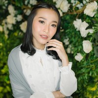 Tak melulu gaun berpayet, tampilan Rinni yang sederhana ketika pengajian jelang pernikahan juga tidak kalah cantik. Blouse putih berkerah Victoria menjadi pilihan, yang dipadukan bersama kerudung abu-abu sebagai padanan. Foto: Dok. Instagram