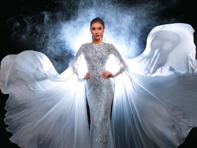 Selain memperoleh gelar utama di ajang Miss International, Kevin juga menerima penghargaan sebagai Best Dresser dalam balutan Evening Gown rancangan Ivan Gunawan. Foto: Instagram Kevin Lilliana