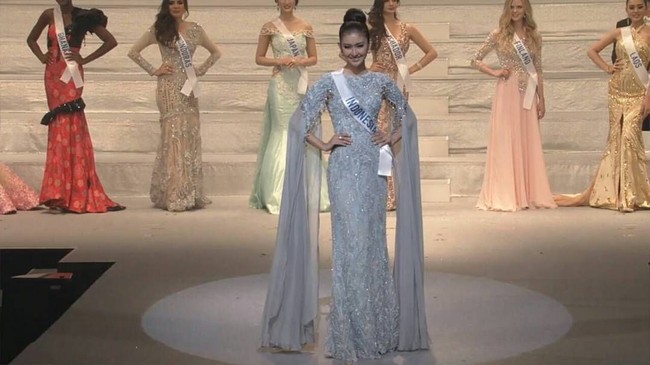 Bhineka Tunggal Ika adalah filosofi dari negara saya, berbeda-beda tapi tetap satu jua, demikian mojang Bandung itu membuka pidatonya. Foto: Dok. Official Puteri Indonesia