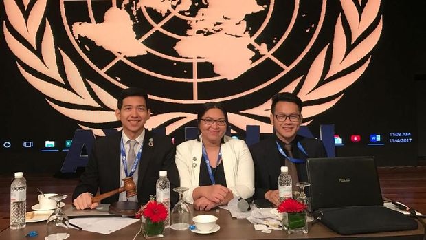 Berpakaian Adat Sunda, Mahasiswa Ini Wakili RI Jadi Juri 'Sidang IMF'