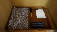 Foto: Di dalam kamar disediakan juga Yukata, alias kimono non formal untuk dikenakan traveler sebagai pakaian tidur. Yukata ini bisa dikenakan juga sesudah mandi air panas, agar badan terasa makin nyaman. (Wahyu/detikTravel)