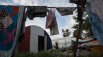 Foto: Orang-orang yang Tinggal di Kuburan Pesawat