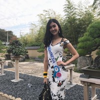 Cantiknya Kevin Lilliana dengan gaun bermotif floral dari label Arturro ketika mengikuti workshop bonsai. Siluetnya yang ketat mempertegas lekuk tubuhnya. (Foto: Instagram/Kevin Lilliana)