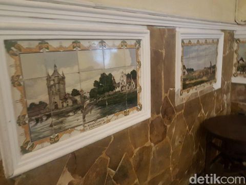Lukisan keramik zaman kolonial berjejer di dinding/