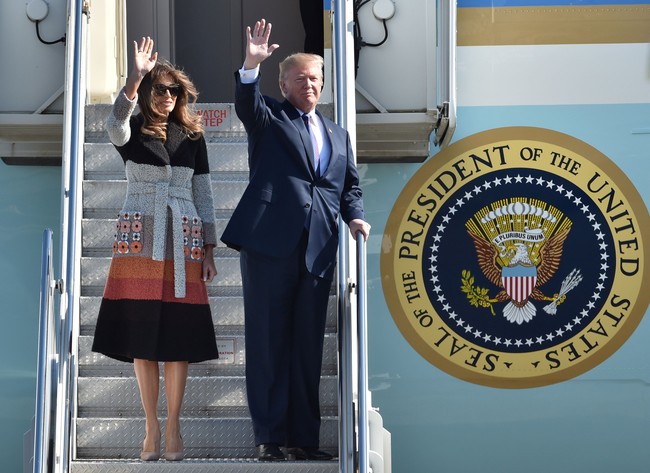 Tiba di Jepang, Melania Trump memakai coat Fendi penuh warna seharga 3.560 pounds atau Rp 63 jutaan dan high heels Manolo Blahnik warna nude yang dibanderol Rp 10 jutaan. Foto: Dok. Getty Images