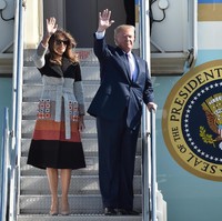 Tiba di Jepang, Melania Trump memakai coat Fendi penuh warna seharga 3.560 pounds atau Rp 63 jutaan dan high heels Manolo Blahnik warna nude yang dibanderol Rp 10 jutaan. Foto: Dok. Getty Images