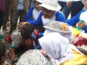 Bersih-bersih Sampah di Pesisir Bulak, Gus Ipul Puji Risma