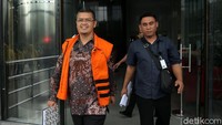 Yudi Widiana keluar dengan mengenakan rompi tahanan KPK.