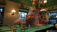 Permen beraneka warna dijual di dalam Toko Honeydukes. Termasuk juga permen Bertie Botts Beans dengan rasa yang aneh-aneh (Wahyu/detikTravel)