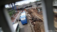 Proyek pembangunan underpass ini menghubungkan Jalan Raya Mampang dan Jalan HR Rasuna Said.
