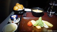 Selain traveler menikmati welcome drink, nantinya juga disajikan  dua kali makan besar yang lengkap dengan menu pembuka dan penutupnya. (Erna/detikTravel)