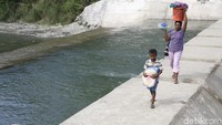 Beberapa warga mengaku sangat terbantu dengan adanya dam tersebut.
