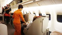 Memasuki pesawat traveler akan disambut ramah oleh pramugrari, dan disuguhkan  welcome drink. (Erna/detikTravel)