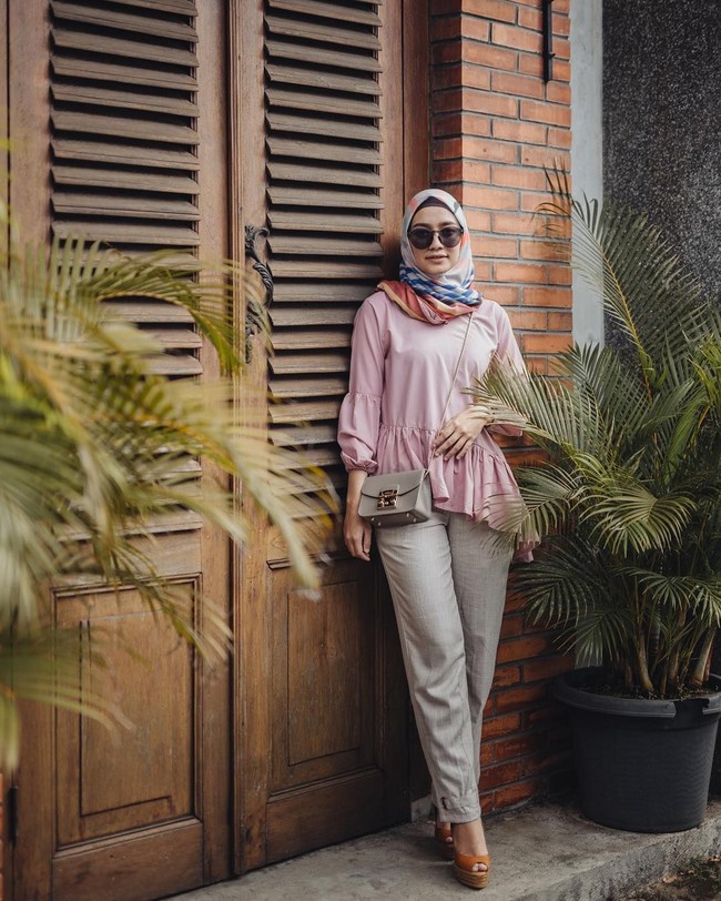 Ini gaya hijab dengan baju millenial pink ala Mega Iskanti. Ia memakai atasan ruffle polos dan kerudung motif agar tidak terlihat monoton. Penampilannya tampak kasual dan cocok dipakai saat berlibur. Foto: Dok. Instagram