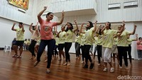 Sejumlah anak yang tergabung dalam kelompok paduan suara The Resonanz Children’s Choir (TRCC) melakukan latihan jelang pementasan drama musikal Suara Hati di Jakarta, Selasa (14/11/2017).